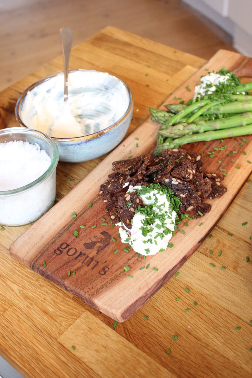 Aflangt fad, olieret acacia - 16x30 cm